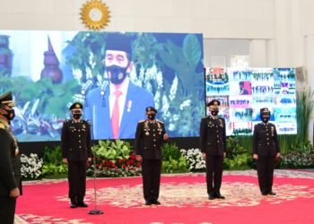Pimpin Peringatan ke-74 Hari Bhayangkara, Presiden Anugerahkan Tanda Kehormatan