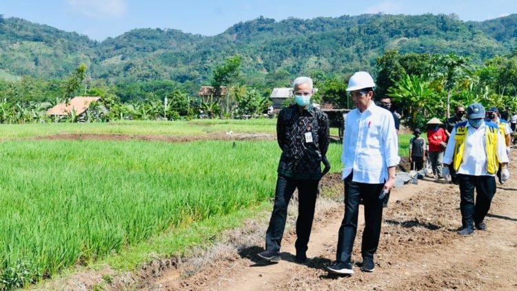 Presiden Jokowi Tinjau Proyek Padat Karya di Batang