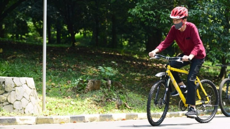 Sambil Berolahraga, Presiden Sampaikan Hasil Uji Swabnya