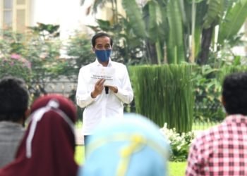 Serahkan Bantuan Modal Kerja, Presiden Harap Perekonomian Pelaku Usaha Kecil Tetap Berjalan
