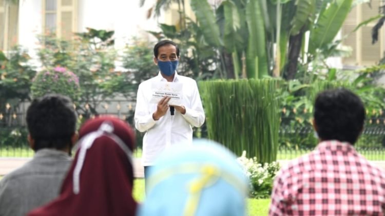 Serahkan Bantuan Modal Kerja, Presiden Harap Perekonomian Pelaku Usaha Kecil Tetap Berjalan