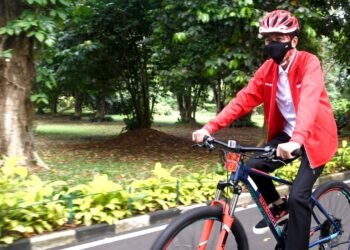 Presiden Bersepeda dan Bagikan Masker di Kebun Raya Bogor