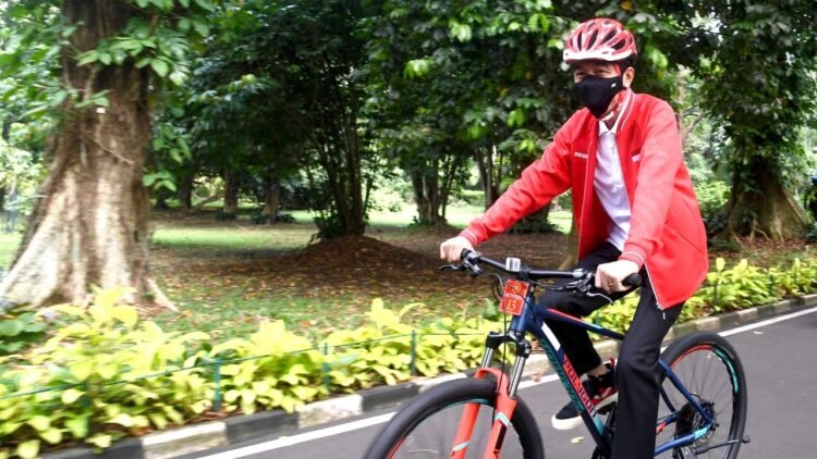 Presiden Bersepeda dan Bagikan Masker di Kebun Raya Bogor
