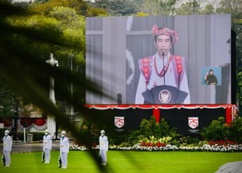 Presiden Jokowi Berbaju Adat NTT Saat Pimpin Upacara di Istana Merdeka