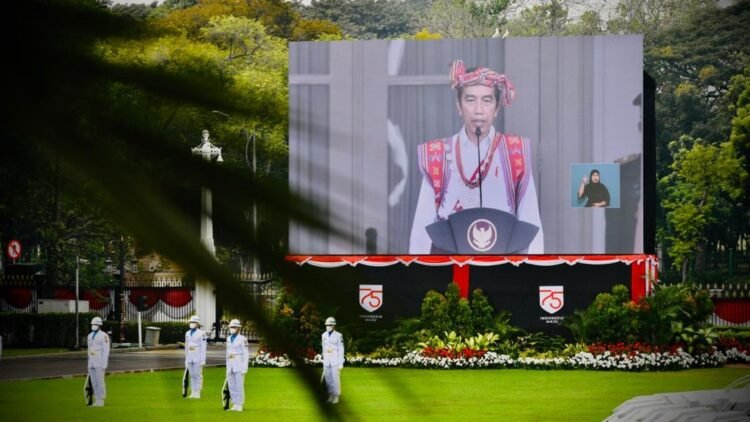 Presiden Jokowi Berbaju Adat NTT Saat Pimpin Upacara di Istana Merdeka