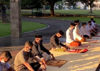 Presiden Jokowi Salat Iduladha di Halaman Wisma Bayurini