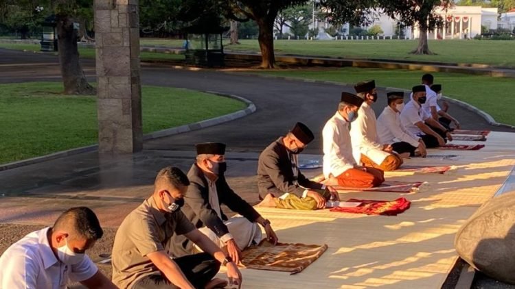 Presiden Jokowi Salat Iduladha di Halaman Wisma Bayurini