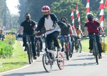 Saat Presiden Gowes dan Bagikan Masker di Kebun Raya Bogor