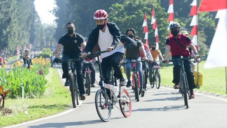Saat Presiden Gowes dan Bagikan Masker di Kebun Raya Bogor