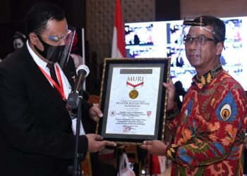 Sekretariat Presiden Terima Rekor MURI Upacara HUT RI Secara Daring dengan Peserta Terbanyak