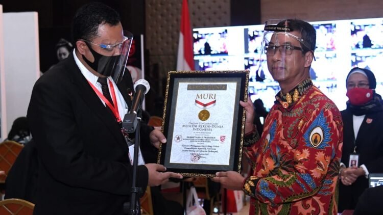 Sekretariat Presiden Terima Rekor MURI Upacara HUT RI Secara Daring dengan Peserta Terbanyak
