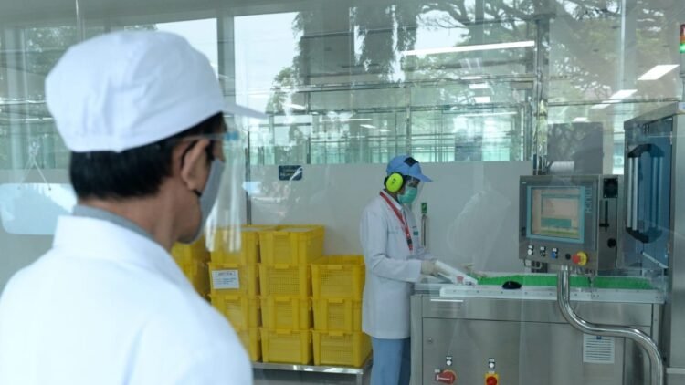 Tinjau Fasilitas Produksi Bio Farma, Presiden: Indonesia Mampu Produksi Vaksin Sendiri