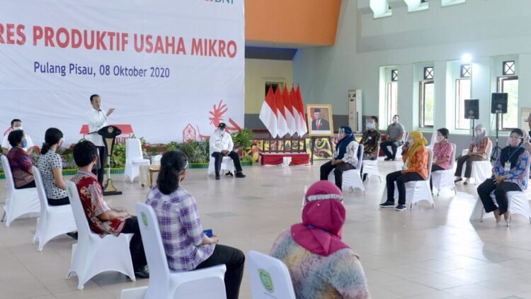 Bagikan Banpres Produktif untuk Usaha Mikro, Presiden: Jangan Menyerah