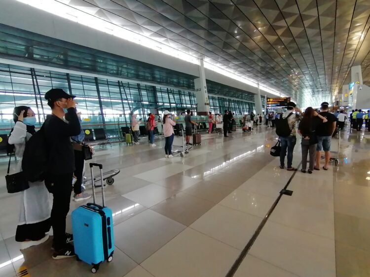 HUT RI ke-75 di Bandara Soekarno-Hatta, Penumpang Beri Hormat Saat Indonesia Raya Berkumandang