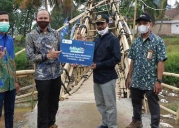 Karyawan dan Pelanggan XL Axiata Danai  Pembangunan Jembatan Desa di Lebak