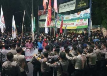 Mahasiswa dan Polisi Bentrok, Buruh Tidak Bisa ke Jakarta