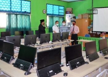 Peduli Pendidikan, Aetra Tangerang Salurkan 10 Set Komputer