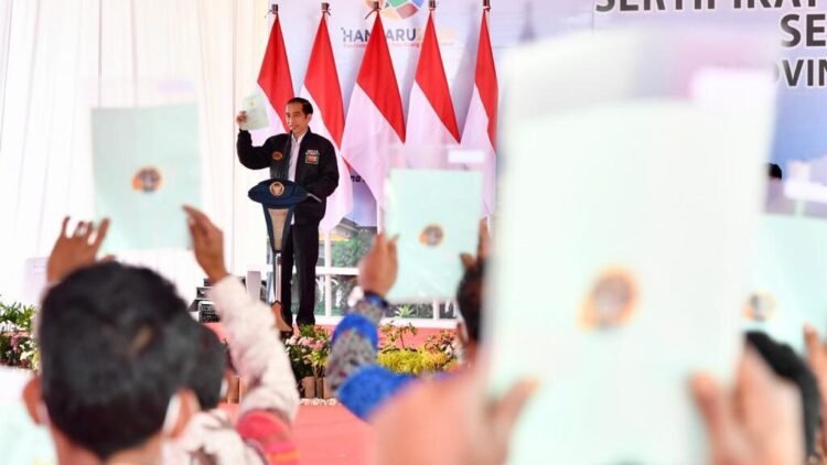 Presiden Jokowi Serahkan 22.007 Sertifikat Hak Atas Tanah di Humbang Hasundutan