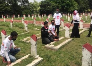 ACT Tangerang Raya Tabur Bunga di Taman Makam Pahlawan 1000