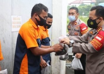 Kapolresta Tangerang Bagikan Lele Hasil Budidaya