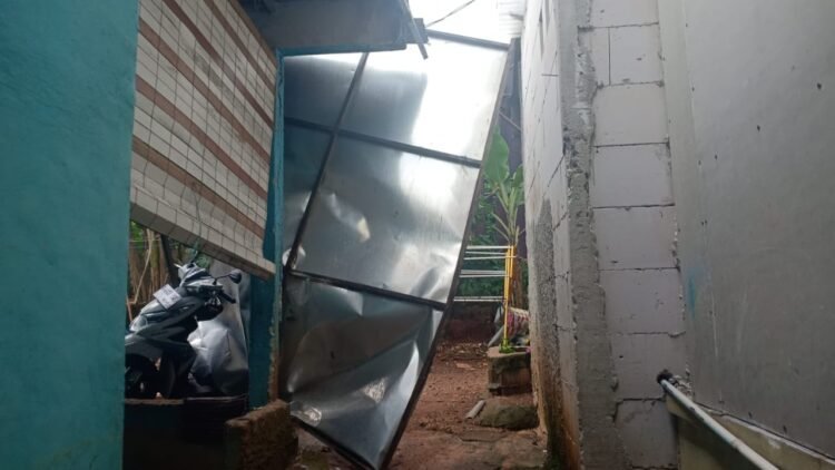 Papan Reklame di Tangsel Diterjang Hujan Angin, Enam Rumah dan Sepeda Motor Rusak