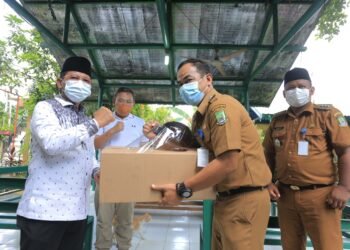 Pemkot Tangerang Bagikan 10.000 Face Shield Untuk Pengurus RW