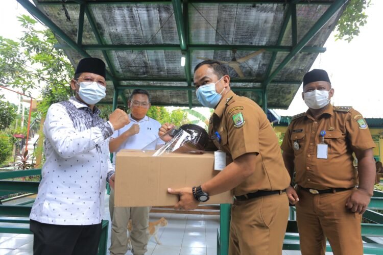 Pemkot Tangerang Bagikan 10.000 Face Shield Untuk Pengurus RW
