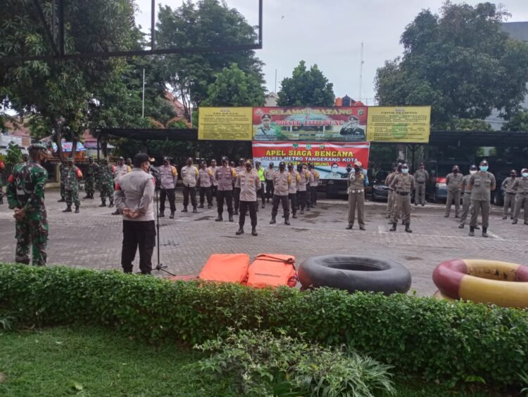 Personil Gabungan Cek Perlengkapan Bencana di Mapolsek Jatiuwung