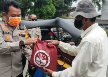 Polda Banten Bagikan Sembako, Nasi Bungkus dan Masker Kepada Tukang Becak