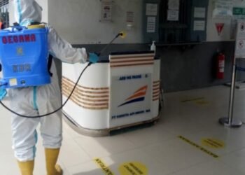 Polda Banten Semprot Disinfektan di Stasiun Karangantu