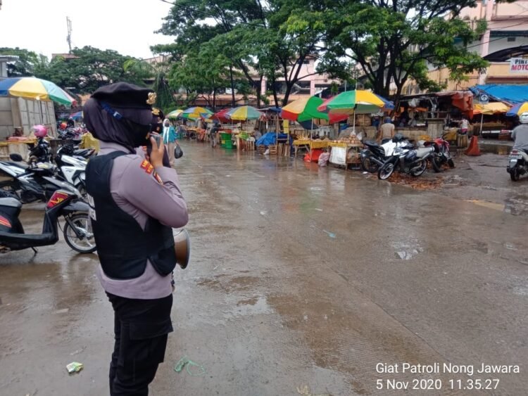 Polwan Polda Banten Keliling Pasar Rau Beri Himbauan Prokes 3M