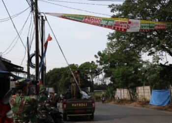Ratusan Personil Gabungan Bersihkan Reklame dan Spanduk Tak Berizin