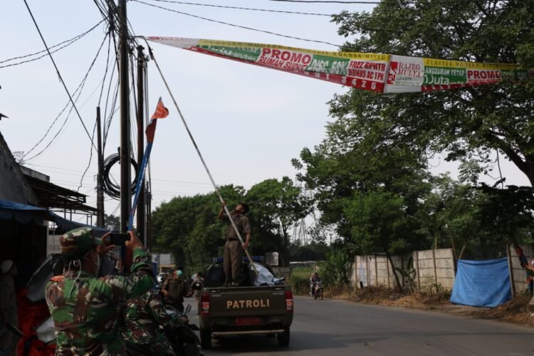 Ratusan Personil Gabungan Bersihkan Reklame dan Spanduk Tak Berizin