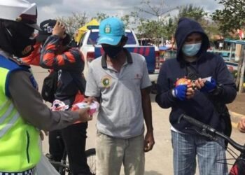 Sosialisasi Operasi Zebra Kalimaya, Polda Banten Bagikan Permen dan Masker