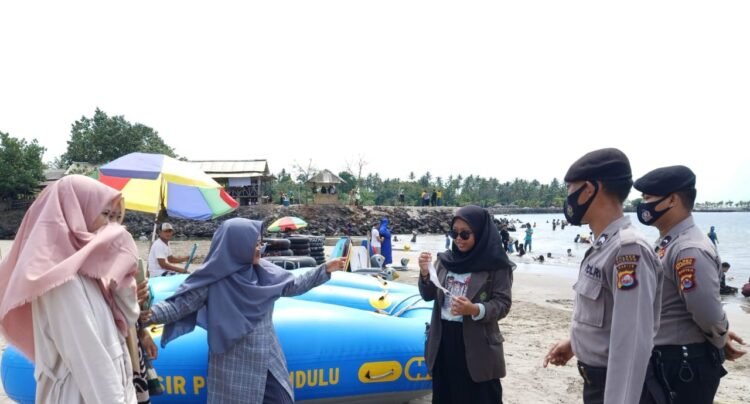 Wisatawan di Pantai Anyer Diberi Himbauan Prokes COvid-19