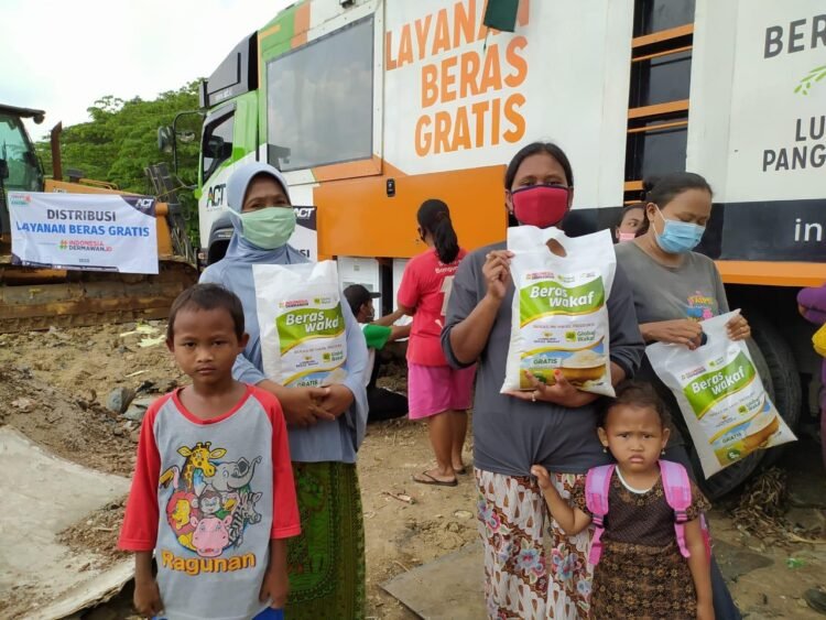 ACT Tangerang Raya Salurkan Bantuan Pangan untuk Warga Pra Sejahtera di TPA Cipeucang