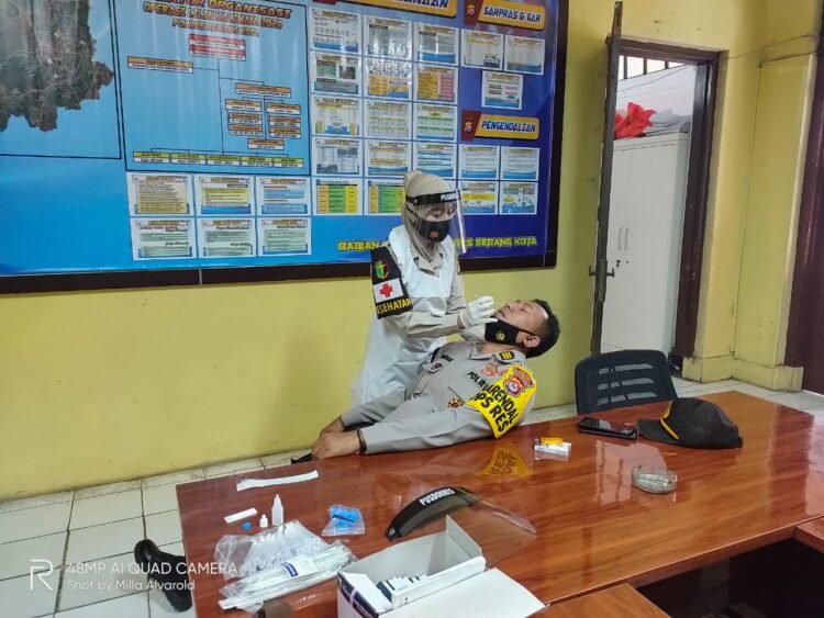 Cegah Covid-19, Bagops Polres Serang Kota di Swab Antigen