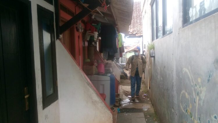 Cegah Penyebaran Covid-19, Kelurahan dan Kartar Pakbar Semprot Disinfektan