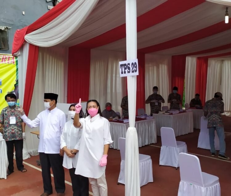 Datangi TPS, Calon Walikota Tangsel Nomor Urut 1 Didampingi Keluarga dan Saraswati