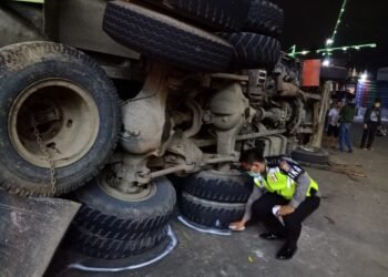 Dua Pengendara Sepeda Motor Tewas Tertimpa Truk