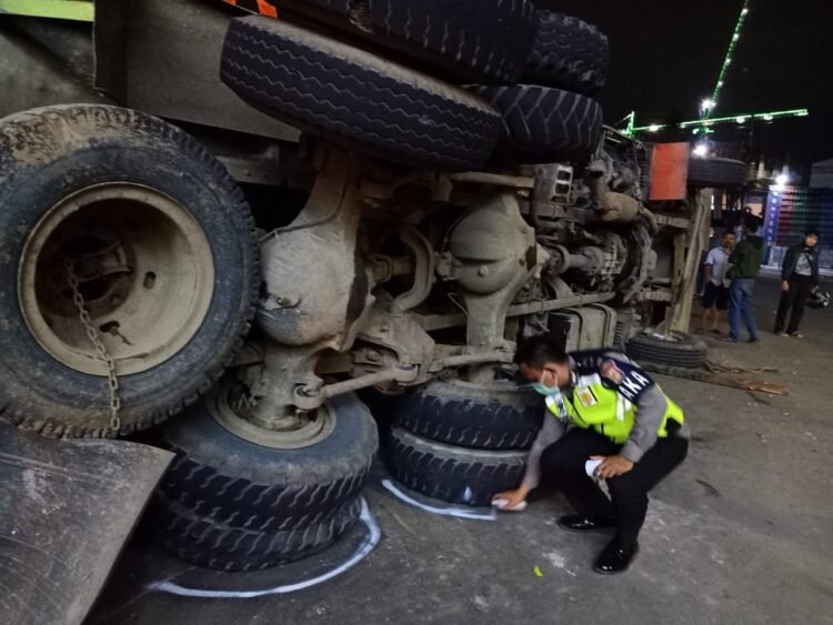 Dua Pengendara Sepeda Motor Tewas Tertimpa Truk