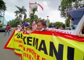 Emak-emak Korban Penggusuran Tol JORR II Demo di Kantor Walikota Tangerang