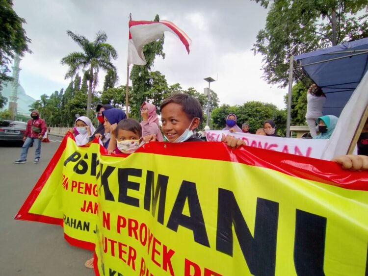 Emak-emak Korban Penggusuran Tol JORR II Demo di Kantor Walikota Tangerang