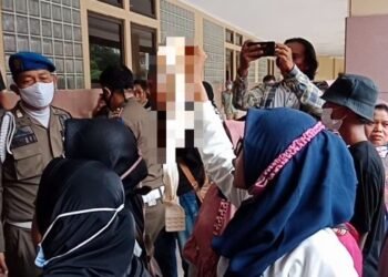 Kesel tak Bisa Bertemu Walikota Tangerang, Emak-emak Bawa Pakaian Dalem