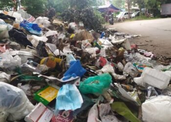 Limbah Medis Berserakan di Belakang Terminal Poris Plawad