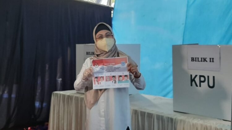 Nyoblos di TPS 08 Pondok Pucung, Azizah Optimistis Menang Di Pilkada Tangsel