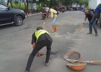 Puluhan Petugas DPU Tangsel Bersihkan Pasir dan Kerikil di Jalan Ciater Raya