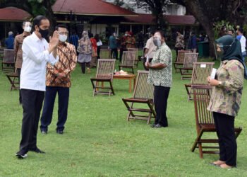 Serahkan Bantuan Modal Kerja, Presiden: Jangan Menyerah, Usaha Dipertahankan Terus