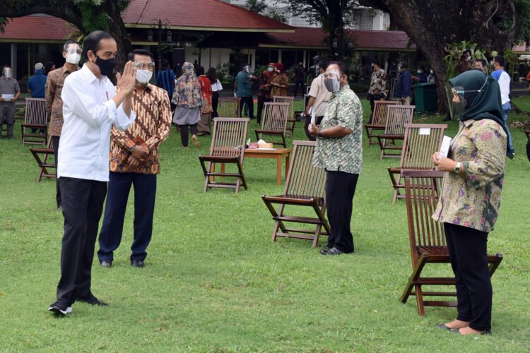 Serahkan Bantuan Modal Kerja, Presiden: Jangan Menyerah, Usaha Dipertahankan Terus