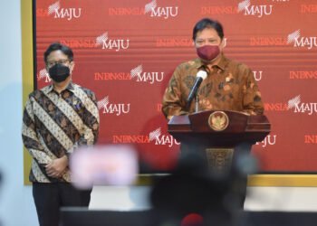 Airlangga: Vaksinasi COVID-19 dan Penerapan Protokol Kesehatan Harus Seiring